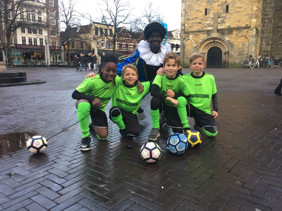 De Minisoccerbal: HET cadeau voor pakjesavond | minisoccerbal.com/minisoccerbal-… | #minisoccerbal #sinterklaas #pakjesavond
