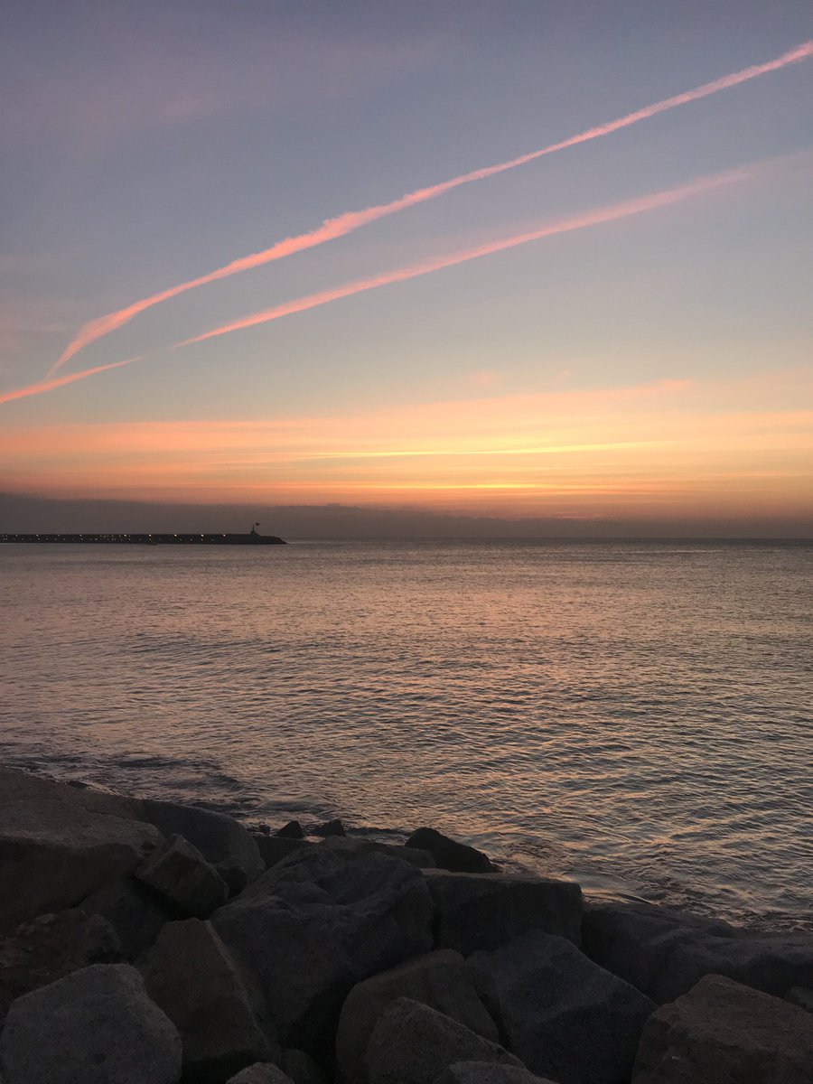 cesartgil's tweet photo. Los amaneceres otoñales te hacen alucinar!! Feliz Lunes!!  @sbinefa @ignacio_conejo @CecyMezaBaides @MonyAmieva @saraescuderogar @JulioTrujillo_ @sana_su_sana @dcrespoMKT @salonsoweb @MontAlSol #marketingdigital #felizlunes https://t.co/ElVUxO7Q89