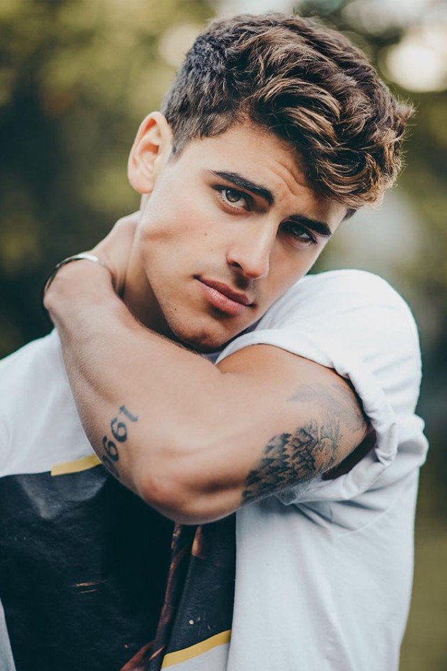 Stop,wait a minute
The way you move that girl you done got my heart all in it
And I just wanna be with you tonight
Imma playa yeah, it's true
But I change the game for you
I wanna see what it do
She's fine too but I want you