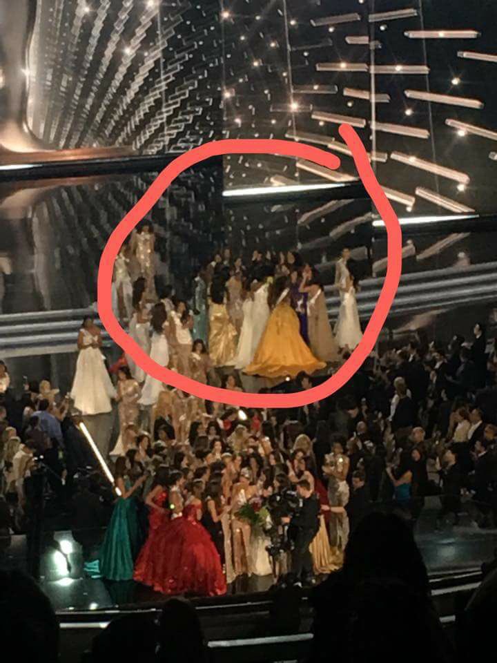 KingzBSwsj's tweet photo. เห็นพี่ๆในบอร์ดนางงามเค้าบอกว่าเพื่อนๆรุมกอดมารีญา #THAILAND #Missuniverse https://t.co/ygyPDMW31n