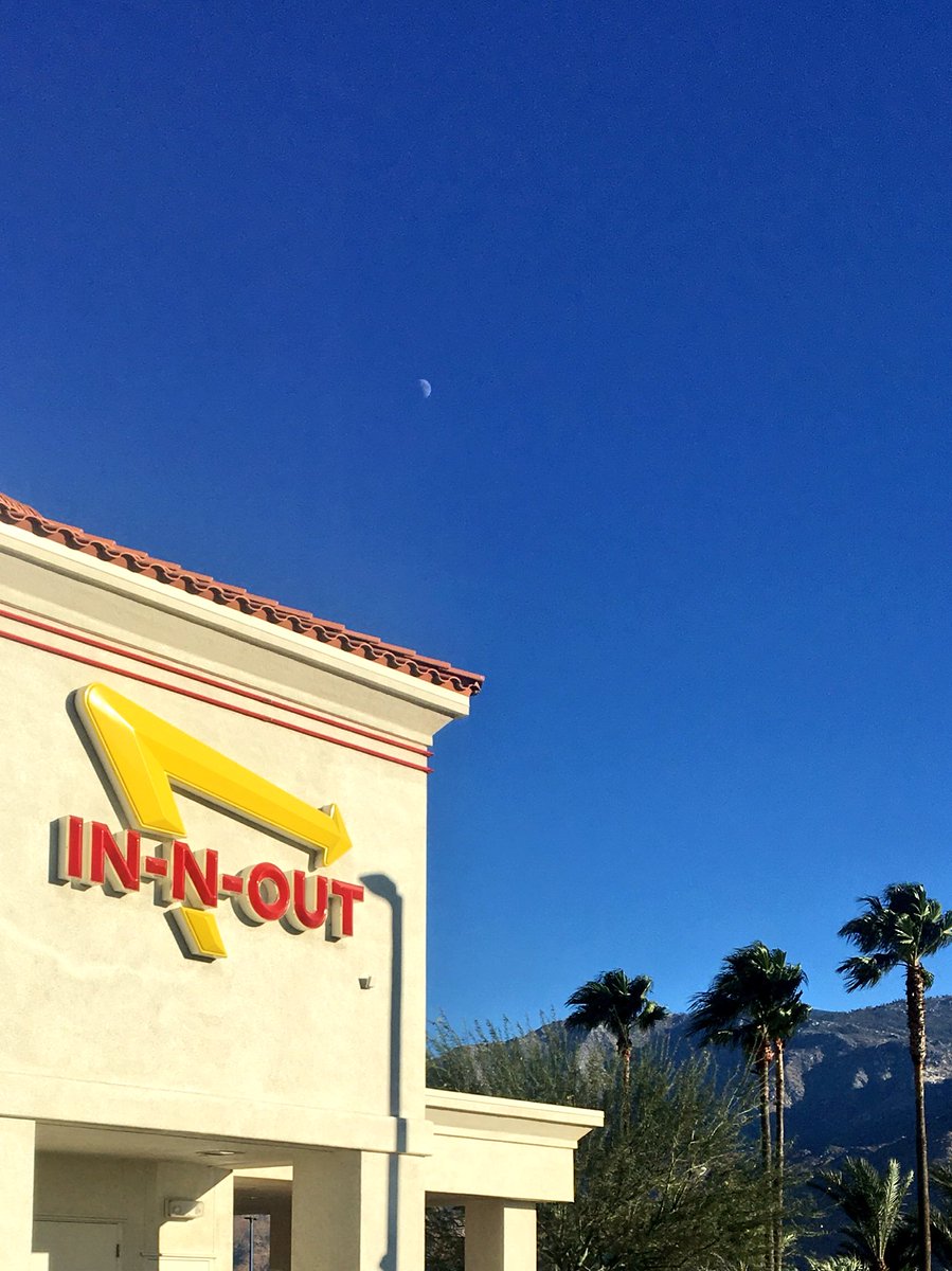 robinizard's tweet image. Always the first stop in, and the last stop out whenever we go to California. #In-N-Out #CaliLove