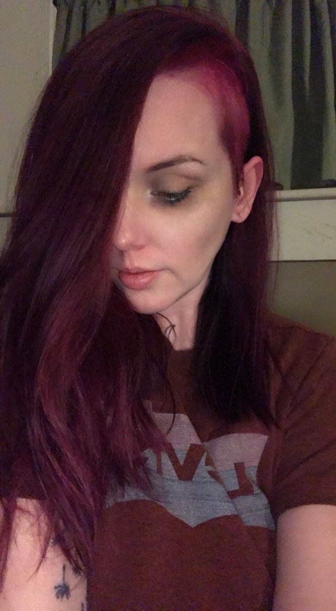 WhySoSadxBunnyx's tweet photo. I chopped off all my hair and gave my self a side cut. #haircut #sidecut #shavedside #idgaf https://t.co/zVQ2O5uaao