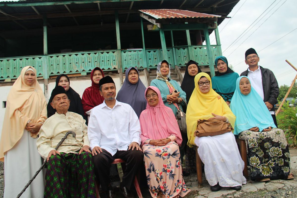mahmudahulfa's tweet photo. RT @AbdulHa301: Keluarga Besar Kahar Muzakkar
Photo Bersama Belum Ust. Abdul Aziz QM..Menuju Makassar Untuk Deklarasi....
#Samasamaki Bangun Kampung
#NHAziz
#NAHKODA BARU https://t.co/nGvMiBq23q