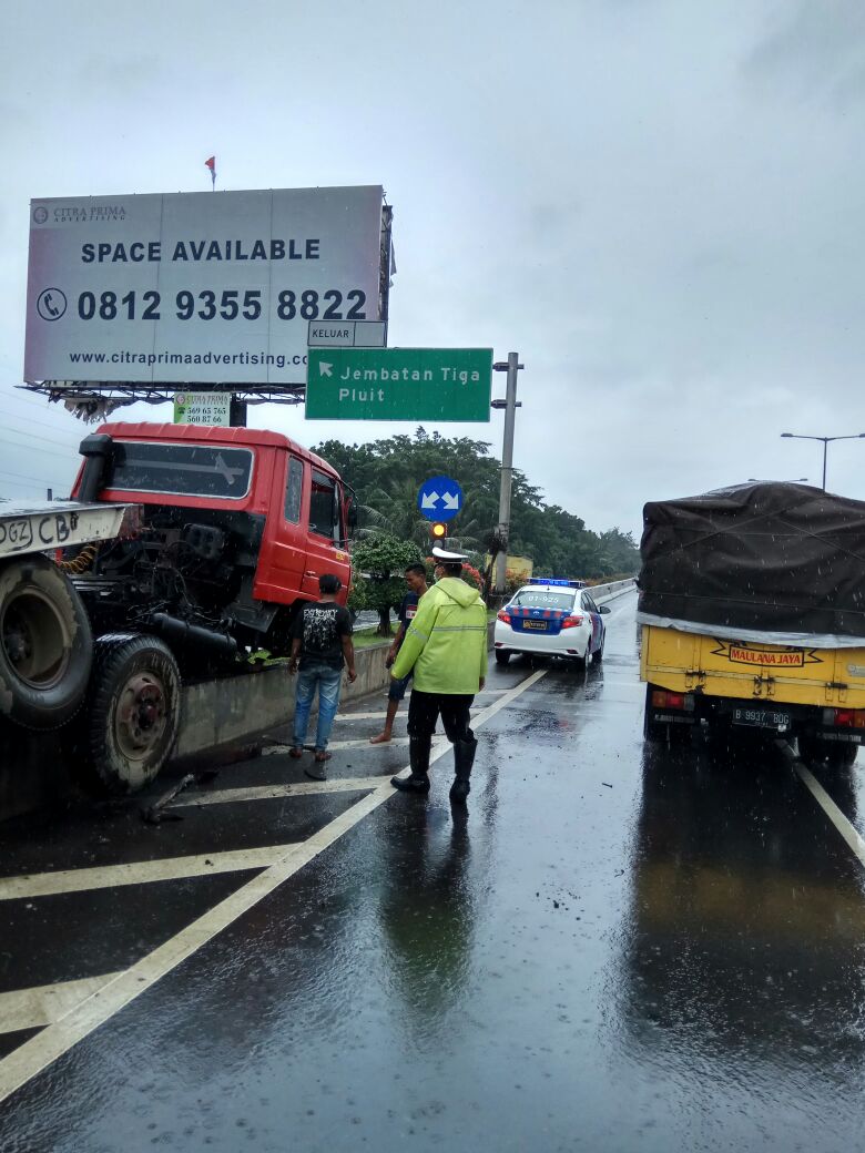 PUSKOMINFO BID HUMAS POLDA METRO JAYA Rem Blong Truk Trailer