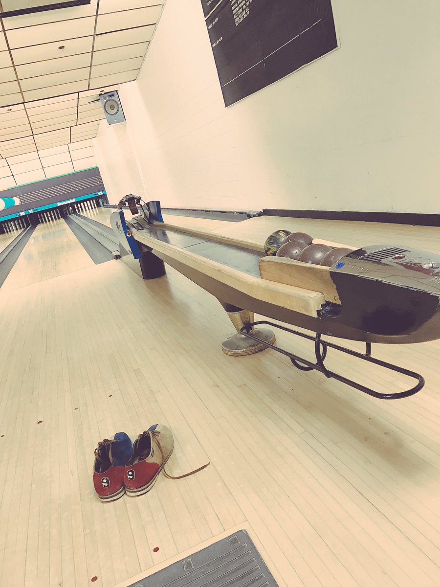 Fuki6 Ekzpozed カナダルーネンバーグに来て1番驚いたこと ボーリングのボールがびっくりするくらい小さい 次にピンがびっくりするくらい細い そして スコアボードが手書き そしてそして ストライク スペアを取った際のスコア加算がないため