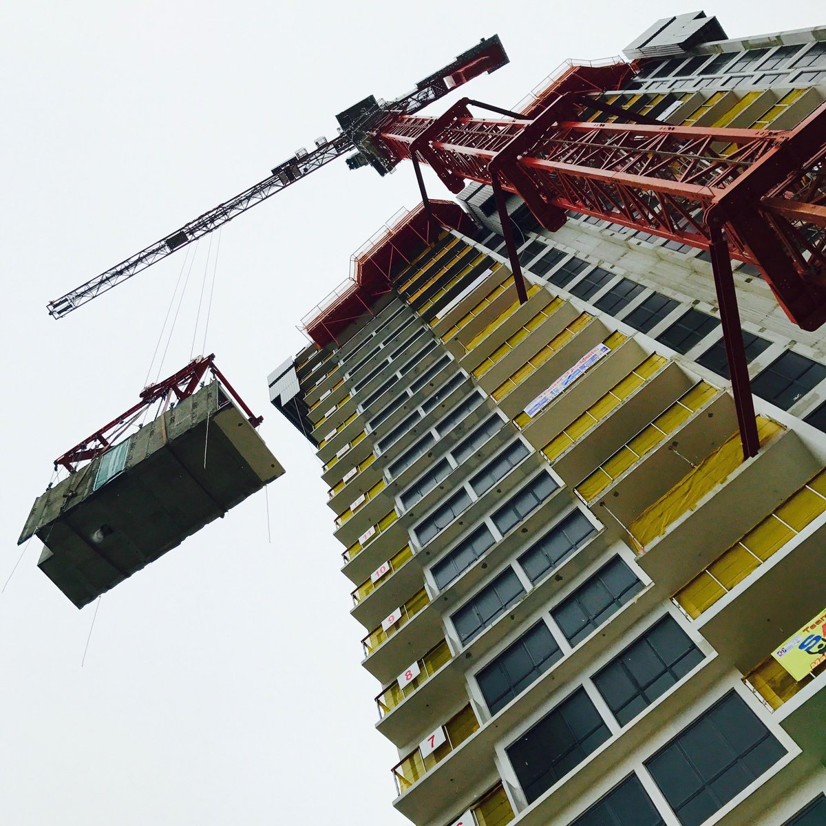 Construction modulaire : Assemblage des modules sur le #chantier Clementi de #Singapour #Singapore par les équipes de #Dragages <a href="/Bouygues_C/">Bouygues Construction</a> #BTP #chantier #Asia #industry