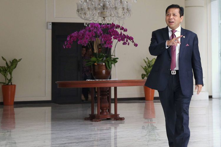KompasTV's tweet photo. Akankah Setya Novanto bertahan sebagai Ketua DPR dan Ketua Umum Golkar? Sampaikan pendapatmu disertai tagar #SetnovSakti. Tweet terpilih akan tampil di layar Satu Meja saat ini https://t.co/3yy3GJnpnW