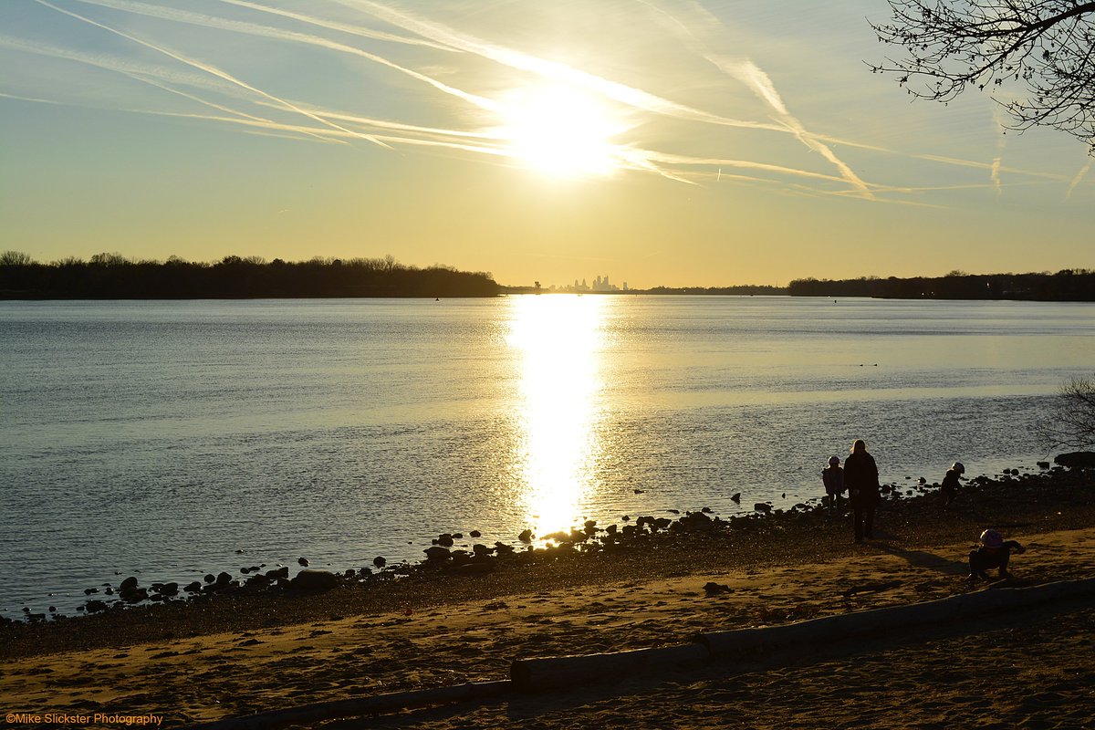 MikeSlickster's tweet photo. Blazing Sunset Over the #DelawareRiver and #Philly Skyline #Photography #Sarobia #LogansPoint https://t.co/PVrG7qaME3