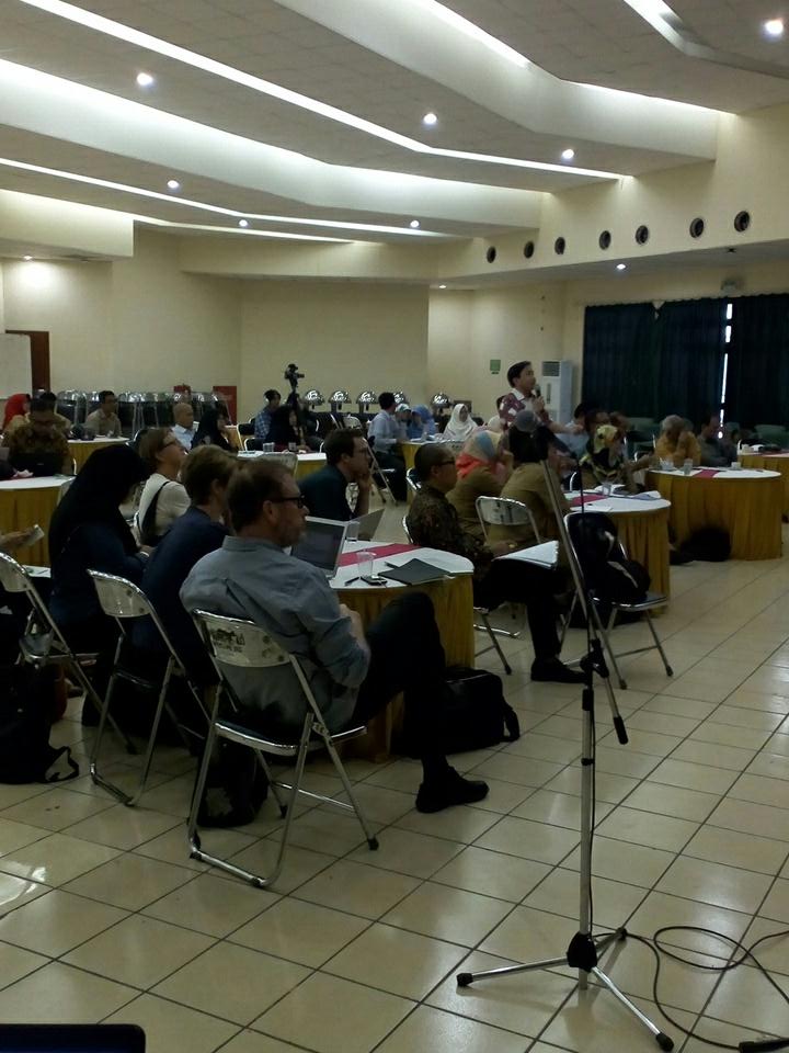 uwrc_aic's tweet photo. Dr Kaswanto of IPB is presenting on water sensitive city concept for the Bogor city stakeholders https://t.co/3KEMAGIILJ