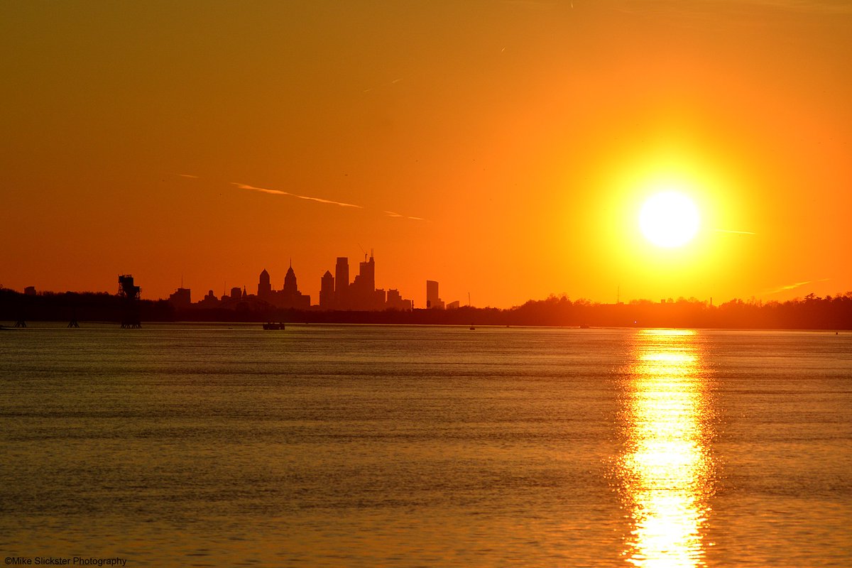 MikeSlickster's tweet photo. Blazing Sunset Over the #DelawareRiver and #Philly Skyline #Photography #Sarobia #LogansPoint https://t.co/PVrG7qaME3