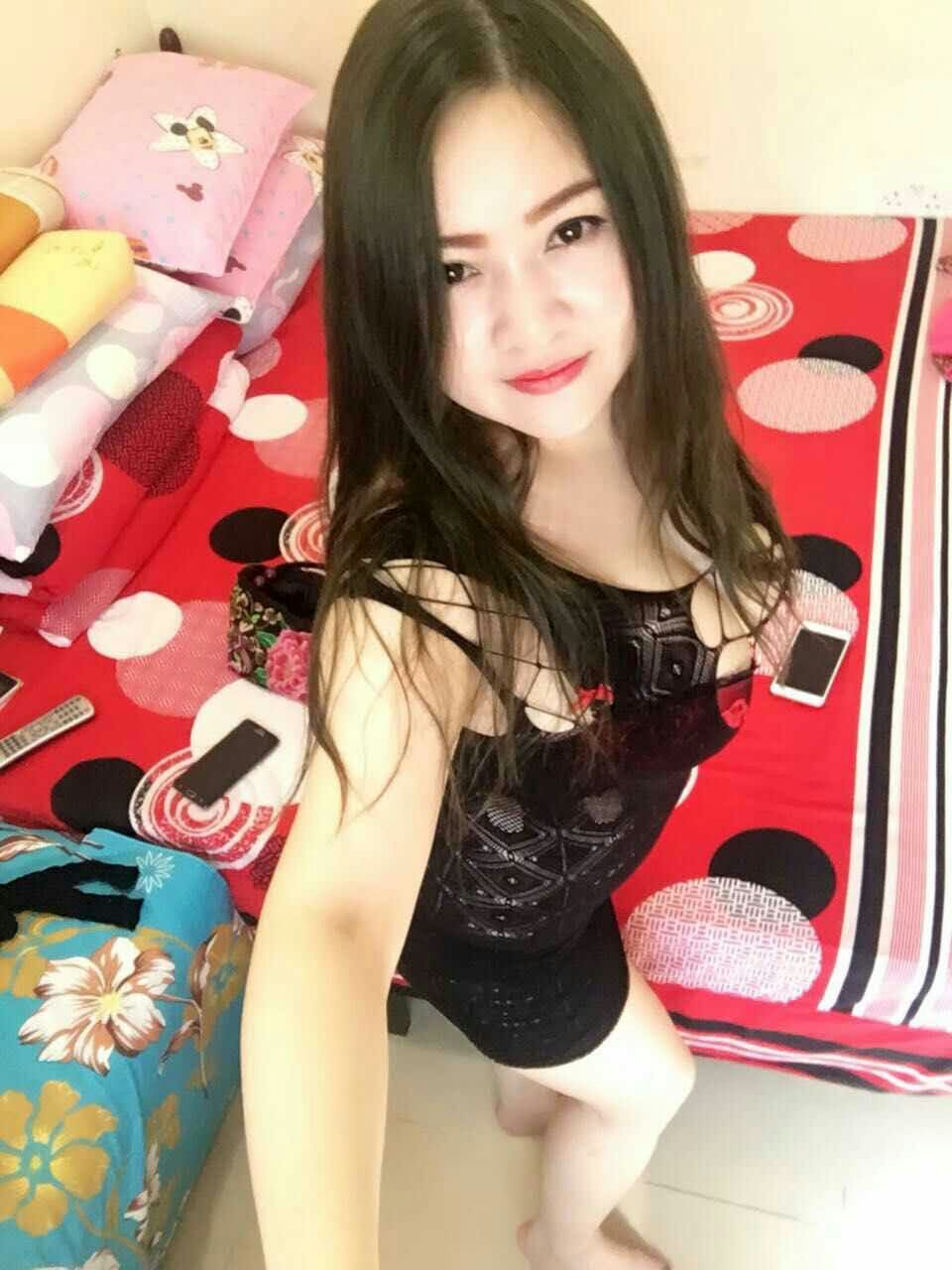 Селфи ватсап. Селфи ватсап. Селфи. Девушка фотографирует на айфон. Фотографирует на телефон.