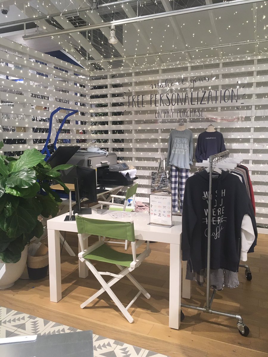 ioi_jiah's tweet photo. Aerie's pop-up store at Soho! Free personalization was so cool!!  They print anything you wanna say, right away! #KassnerF17 https://t.co/pzzLDWqC5Q