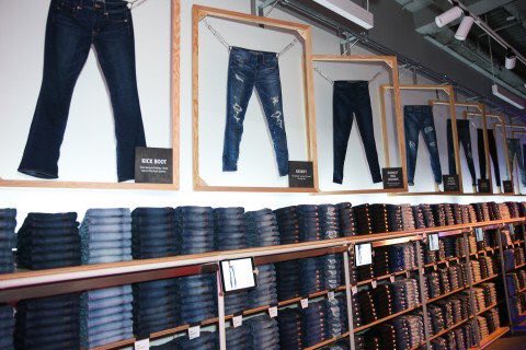 ioi_jiah's tweet photo. American Eagle recently opened AE studio at Union Square! Cool layouts, technology, customization and free laundry for collage students! #KassnerF17 https://t.co/9b9gh8cgyA