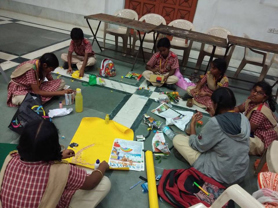 BhaminikBhamini's tweet photo. As part of the continuing #MentorTheHero"- #ArtExhibition #Hyderabad,#CraftFromWaste" #competition was conducted by #NTRTrust for #SchoolStudents.#oldnewspapers,#plasticbottles,#brokenbangles,#cardboardboxes,#CDs and #pencilwaste to make #beautifulcrafts.This blow #boredom away! https://t.co/DE5FsTky17