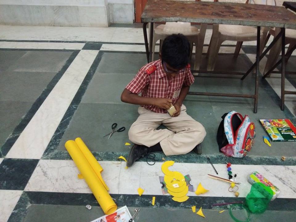BhaminikBhamini's tweet photo. As part of the continuing #MentorTheHero"- #ArtExhibition #Hyderabad,#CraftFromWaste" #competition was conducted by #NTRTrust for #SchoolStudents.#oldnewspapers,#plasticbottles,#brokenbangles,#cardboardboxes,#CDs and #pencilwaste to make #beautifulcrafts.This blow #boredom away! https://t.co/DE5FsTky17