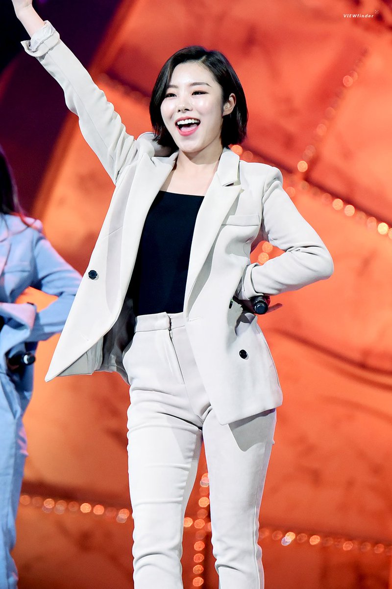 VIEWfinder_MMM's tweet photo. 171125 청룡영화상 
#마마무 #MAMAMOO #솔라 #문별 #휘인 #화사 https://t.co/nvmDdiax7f