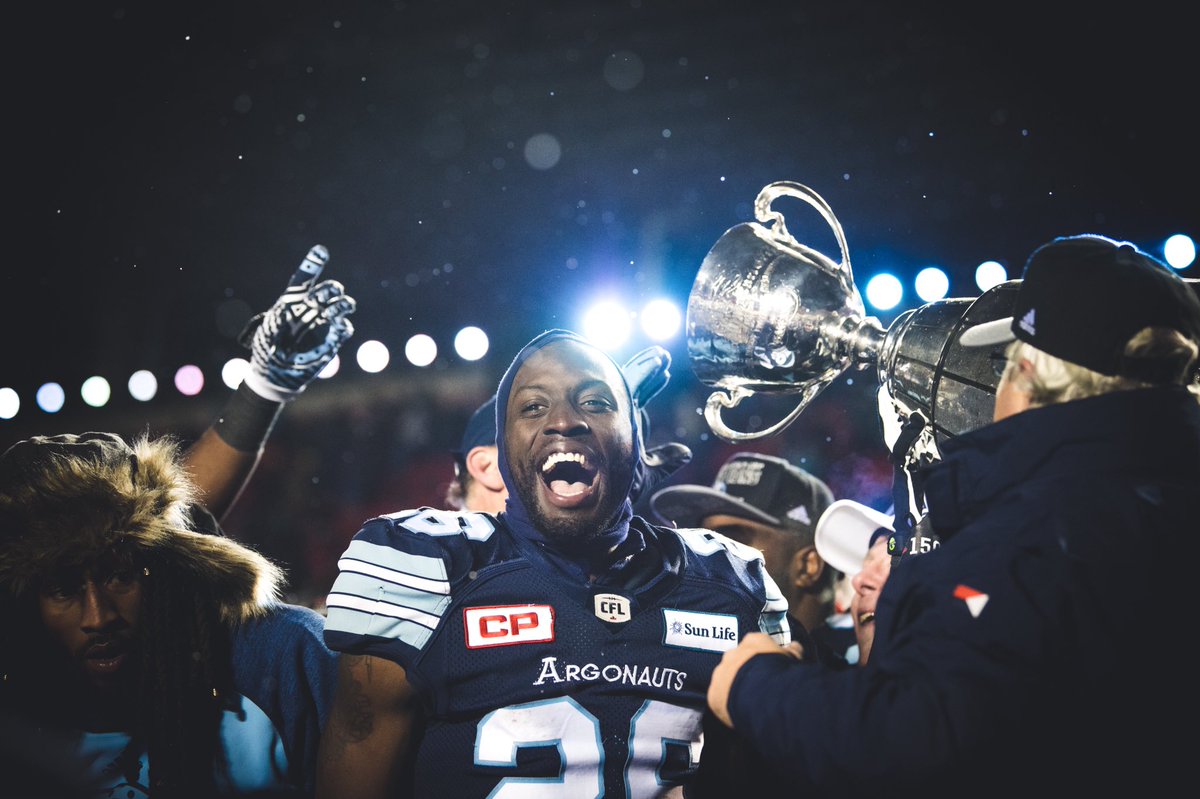 TorontoArgos's tweet photo. The hoist 🏆

📸: @johanyjutras 
#ArgosFootball #GreyCup https://t.co/hOgQSt0BFq