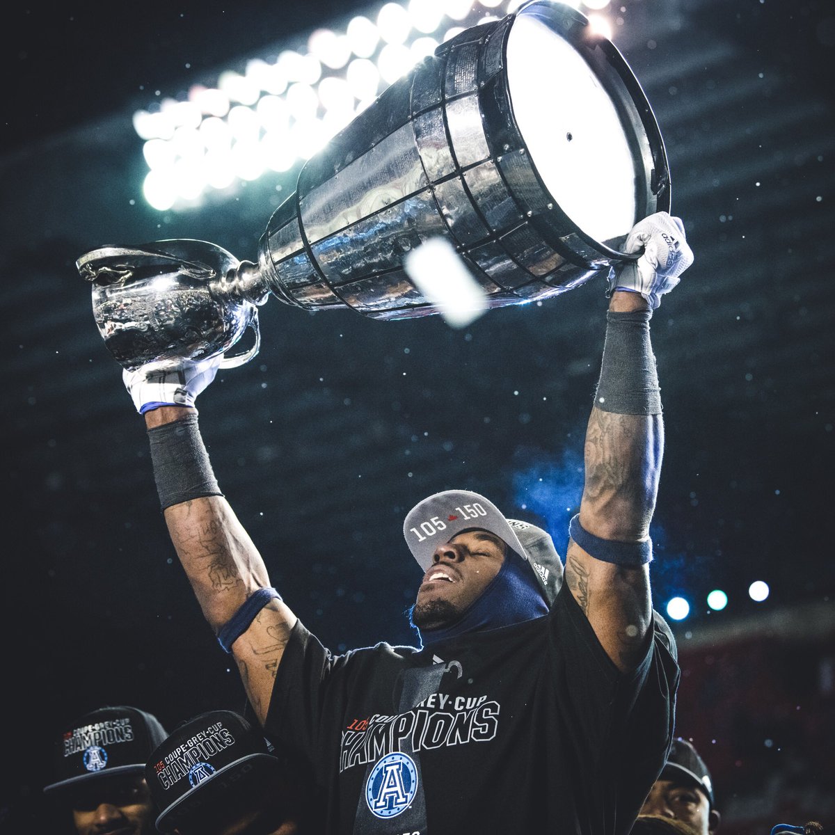 TorontoArgos's tweet photo. The hoist 🏆

📸: @johanyjutras 
#ArgosFootball #GreyCup https://t.co/hOgQSt0BFq
