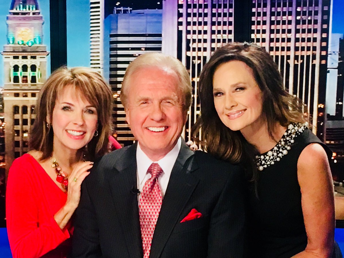 KathySabine9's tweet photo. #ThreeMusketeers! Lol Best night ever at work with @Kim9news and @mkoebrich ! 😊 #BFFs #9News ❤️ #ReunitedAndItFeelsSoGood https://t.co/QGHBQcYbCI
