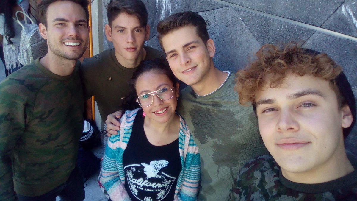 _lastorys's tweet photo. Muchas gracias por 😅😅.. Tomarse una foto con nosotras😏💕📷💯...
Mas días así por favor😏
        🌈⚡Goals⚡🌈 https://t.co/uNO1Wzy1ce