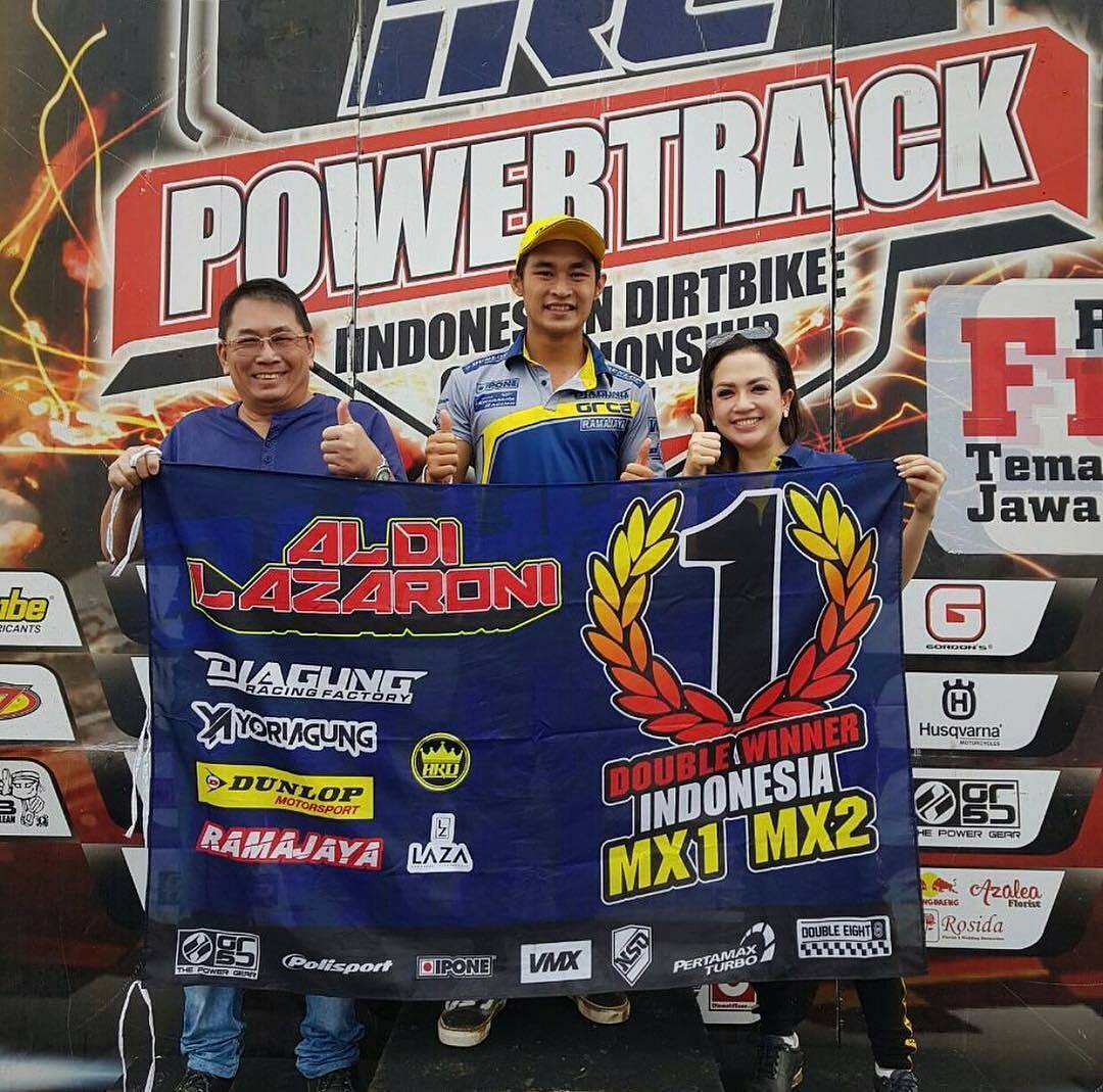 vmx_id's tweet photo. 🎉🎉🎊 Double Winner Indonesia MX1 & MX2 🇮🇩
@aldilazaroni Stay stronger!!
Support : @polisport_mbike , IPONE @variasimx
#vmx #vmxid #IndonesiaBicaraBaik #motocross #grasstrack_id #grasstrack #powertrackseri5 #powertracktemanggung #finalpowertrack #powertrack #iponeoil https://t.co/upztcTF549