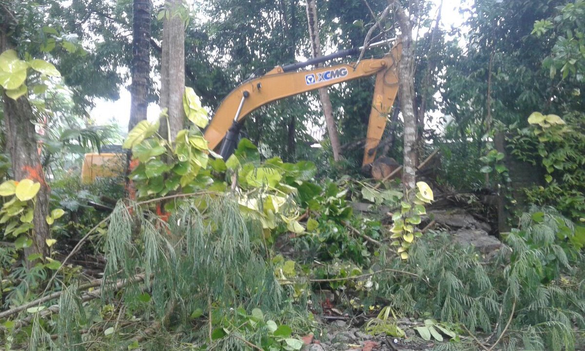 Siang ini terjadi pembongkaran paksa rumah warga yang menolak Bandara NYIA di Kulon Progo. Tiang listrik telah dirubuhkan untuk memutus aliran listriknya. Warga masih terus melawan dan mempertahankan rumahnya.

Sumber: <a href="/JDA_SG_PAG/">UGM.AC.ID</a>