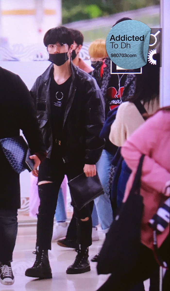 dh980703com's tweet photo. 171127 김포공항 #김동한 #동한 #JBJ https://t.co/XdeY5sj3AE