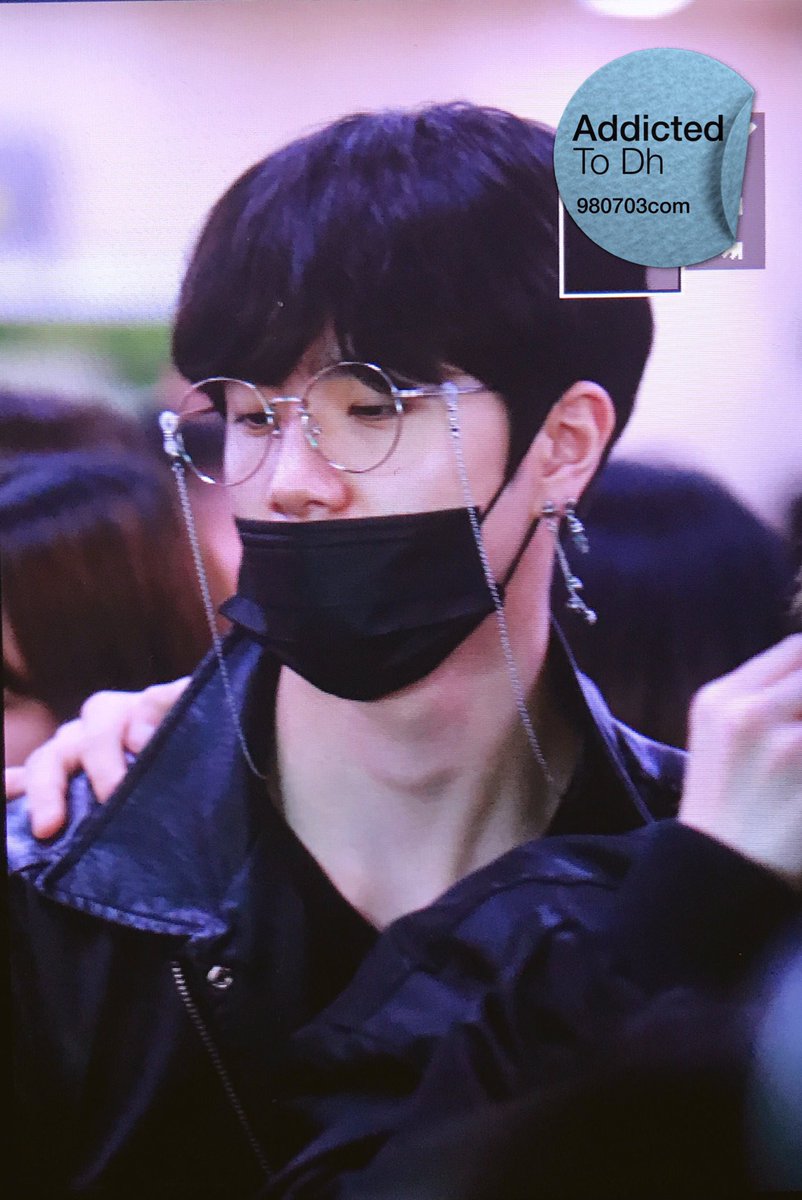 dh980703com's tweet photo. 171127 김포공항 #김동한 #동한 #JBJ https://t.co/XdeY5sj3AE