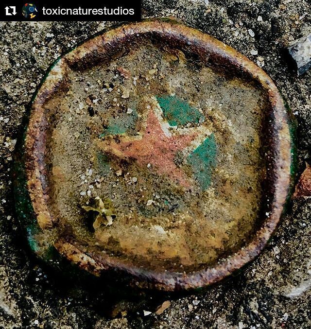 Caps_in_Dirt's tweet photo. #Repost @toxicnaturestudios ・・・
“Fading Star” #ipickeditup 11/20/17 #lloydharborny
TOXIC GALLERY
#5Pieces_A_Day Every Day
#cleanurearth #dontlitter #dontignoreit #exposingtrash
#grabbits #iphoneography #litterati #macrophotography #recycleplease #objetobasura #thingsifind… https://t.co/yN3RuQCwHd