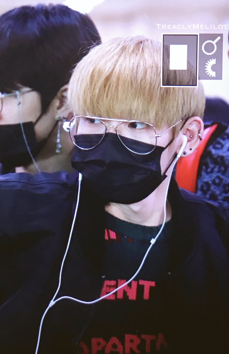 TreaclyMelilot's tweet photo. 171127 김포공항 입국
🎧

#켄타 #KENTA #타카다켄타 #ケンタ  #JBJ https://t.co/ZZumuAhHoZ