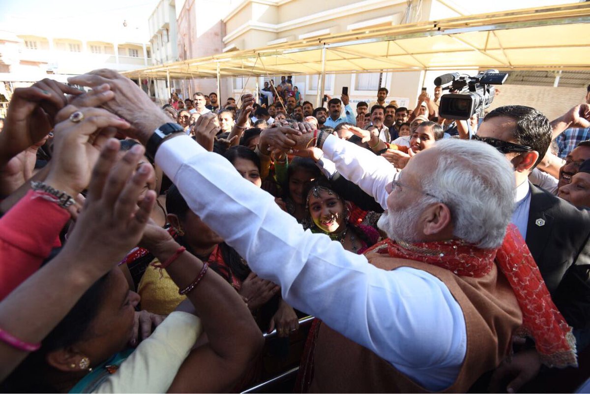 pareshjoshij's tweet photo. મોદી સાહેબ નો સ્વાગત કરવા, કચ્છ મા આવ્યો જન સૈલાબ!
#WelcomeHomeModi
#NaMoInKutch
#GujratWithModi
@iPankajShukla @ChandrakalaTi @JennyChhedaBJP https://t.co/hwsqxe6kI5