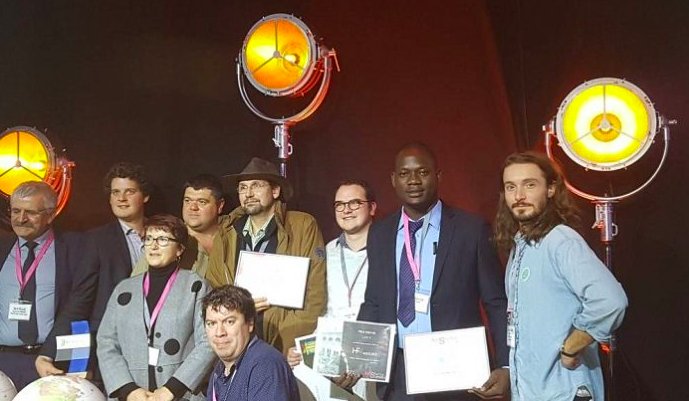Herve_Pillaud's tweet photo. E-Agribusiness reçoit le prix ‘’Espoir’’ @AgriStartSumm #ASS2017 Edeh Dona Etchri son CEO dédit ce prix à la jeunesse togolaise vaillante et qui innove. https://t.co/THspS06kAc https://t.co/zoY4LVVmU8