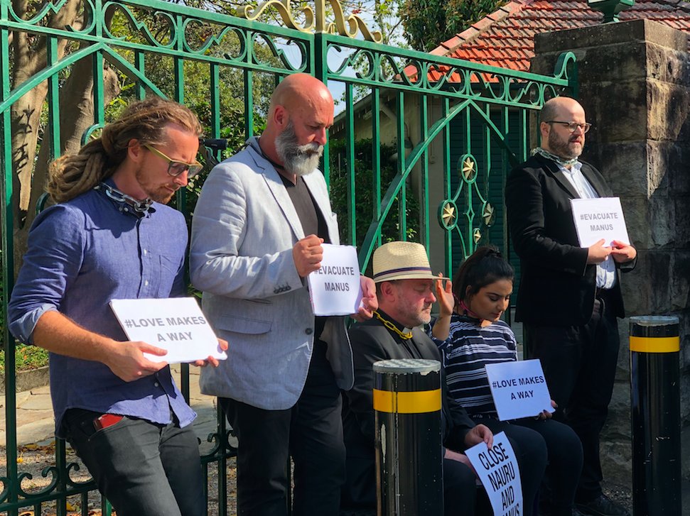 buzzfeedoznews's tweet photo. Five protesters (including a Priest) have chained themselves to the gates of Kirribilli House in protest over Manus Island. https://t.co/m2Yz98LC1x