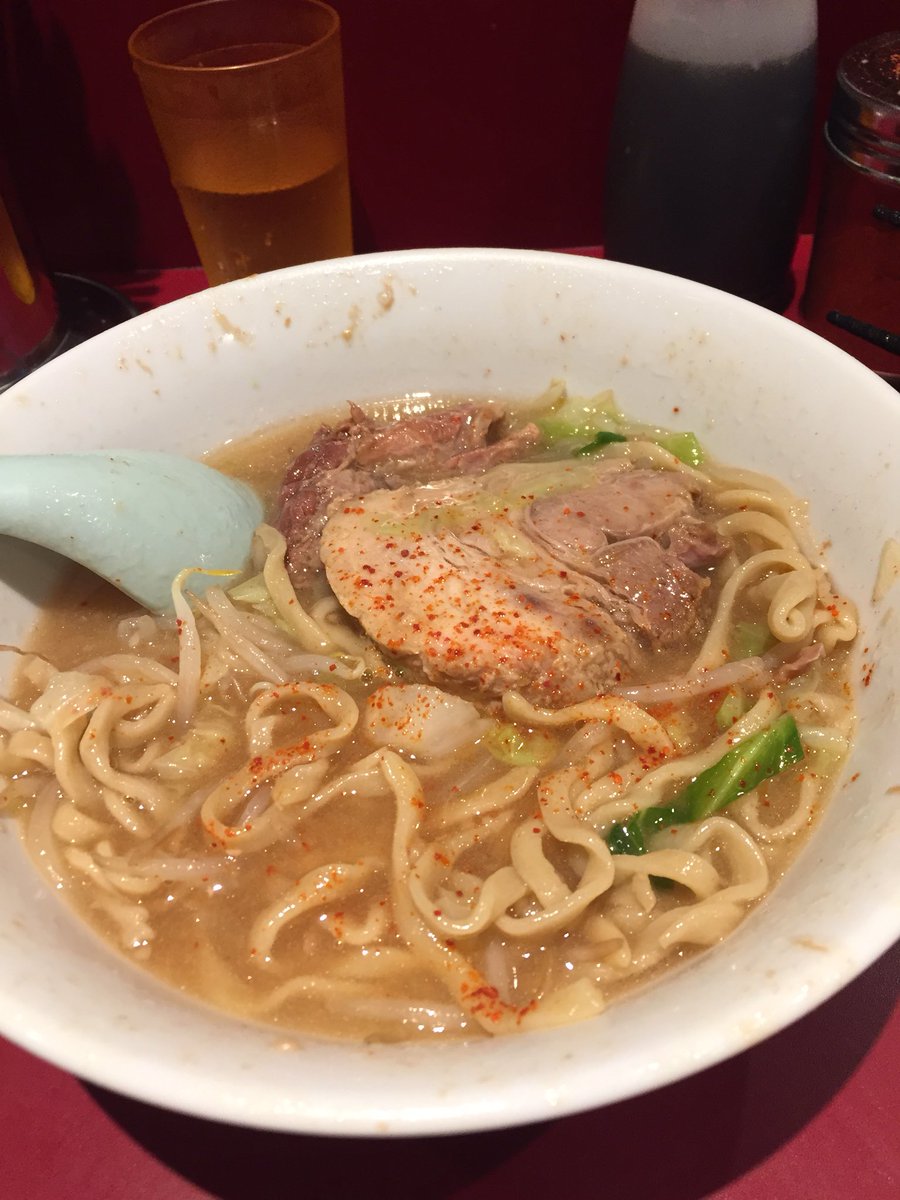 Meta二郎 ラーメン二郎 荻窪店に 1週間ぶりの再訪問 前回は夜の部でしたが今回は 昼の部でお噂の女性店員さん に対応していただき感激です 小ラーメン麺半分 ヤサイ 少なめ ニンニク 今日はブタ端もあり美味しかった また来ます 昼の部に