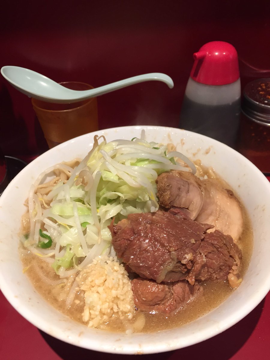 Meta二郎 ラーメン二郎 荻窪店に 1週間ぶりの再訪問 前回は夜の部でしたが今回は 昼の部でお噂の女性店員さん に対応していただき感激です 小ラーメン麺半分 ヤサイ 少なめ ニンニク 今日はブタ端もあり美味しかった また来ます 昼の部に