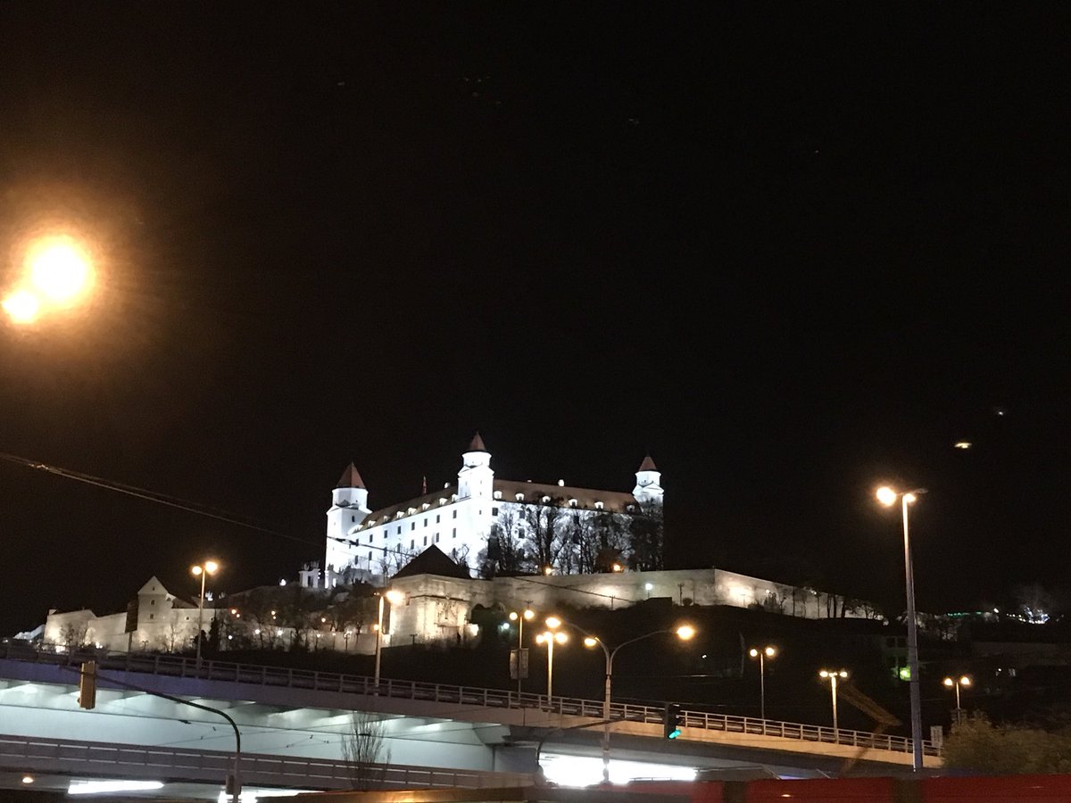 Kosto63249904's tweet photo. #Bratislava #Slovensko #Slovakia #BratislavskyHrad #Castle #MostSNP Vecerna Bratislava😂 https://t.co/O692EwJfk3