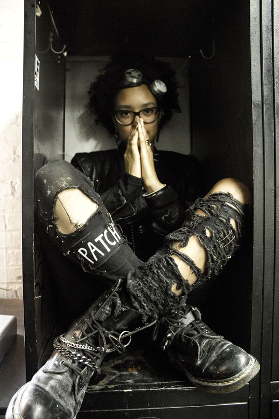 Shenandoah_OK's tweet photo. This beautiful, Gothic child chills in a box hoping for a better day. #gothic, #afrogothic, #afrovampire, #afrovampires https://t.co/oqRliFXFK6