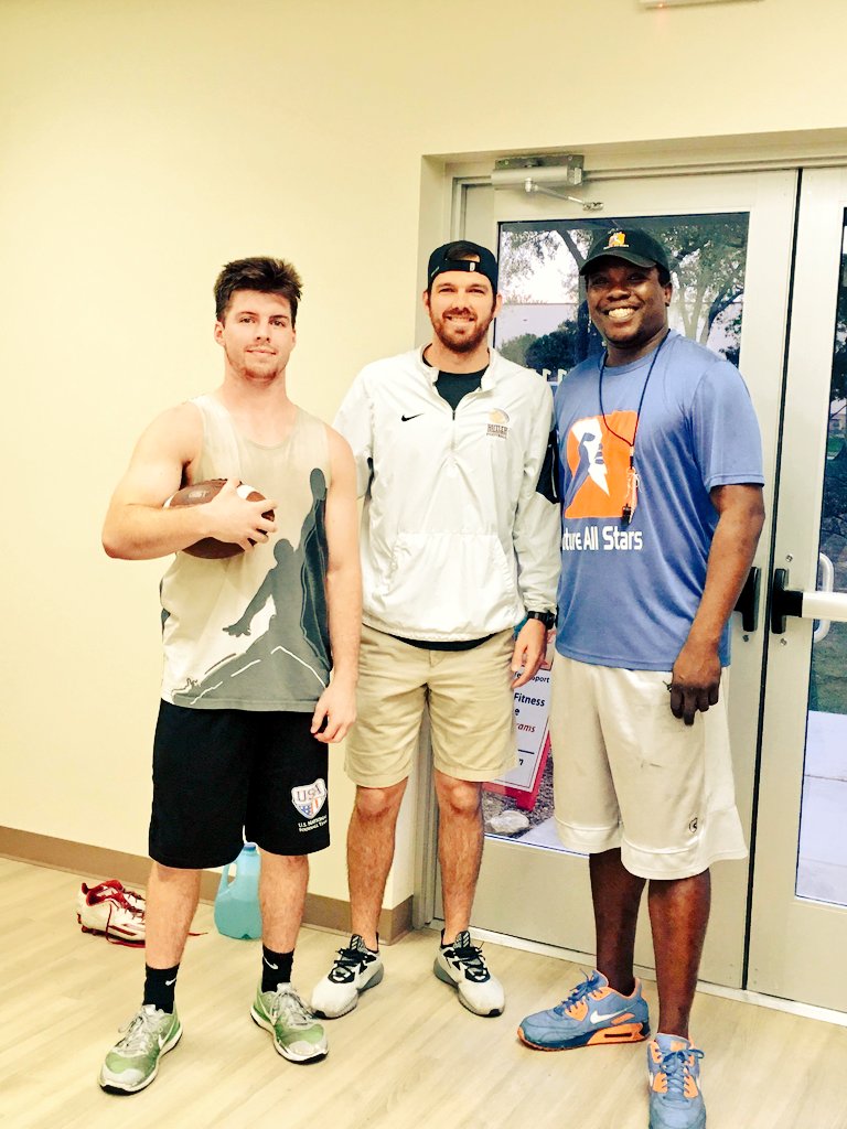 Coach_GPadgitt's tweet photo. Thanks for stopping by the training facility today Coach Vaughn! @Klinger_Mason is so READY to rep that GRIZZLY! @ButlerGrizzlyFB and @FASGrindTime making TEXAS PIPELINES THAT LAST! #BUCONATION๐๐๐ช๐ช๐ฅ๐ฅ
#FASFAMILYโกโกโญโญ๐ฅ๐ฅ https://t.co/mvyemAp7o1