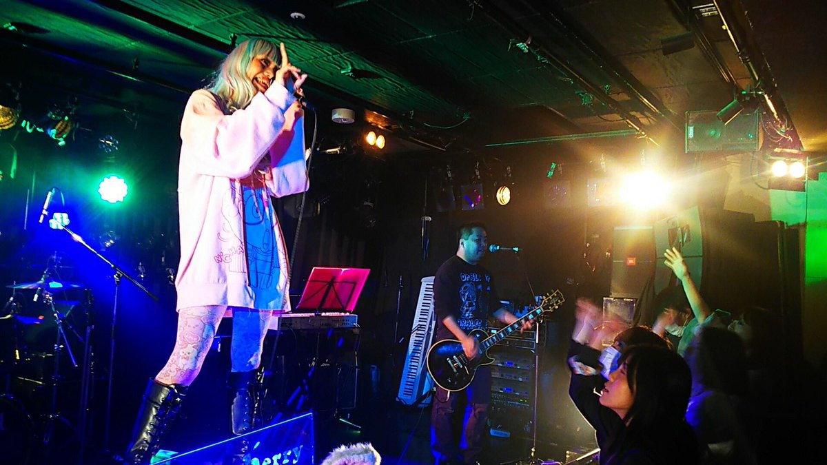 tetsu_loversoul's tweet photo. 【11/26Meronberryセトリ】
1.『futarino sekai』
2.Lonely girl goes
3.to the new world (新曲)
4.グラティ
5.笑ぅしかなぃゃんwww https://t.co/MLqdepc045