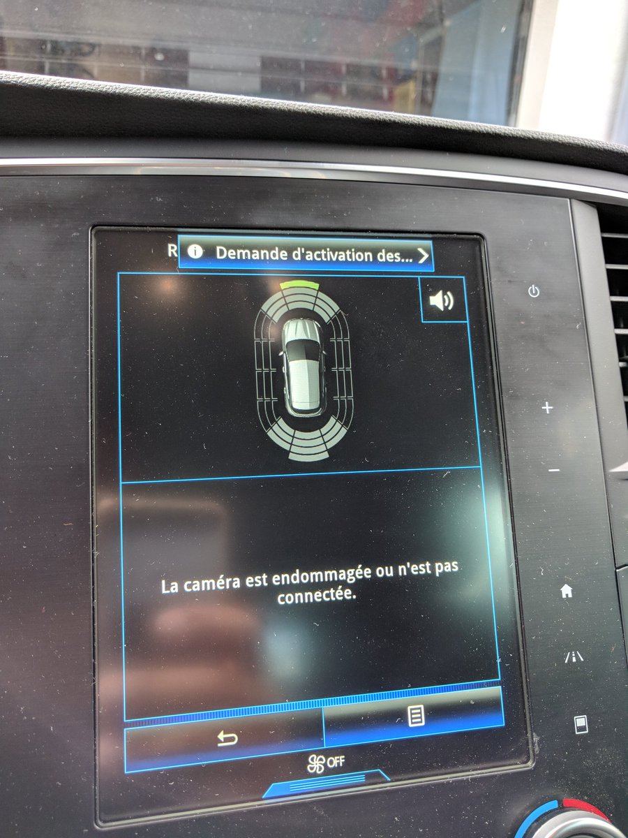 benami974's tweet photo. @Renault_RE @renault_fr Quand ta voiture revient de 3 mois de chez Renault Réunion pour peinture et réparation. Une caméra qui n'a jamais marché. Inadmissible une voiture à 35000€ #renault #unesolutionsvp https://t.co/HXypf5m8wi