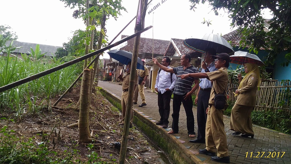 Kholis_Romlee's tweet photo. Survey Lokasi pembangunan Jembatan penghubung antar kecamatan Sumberpucung dengan Kecamatan Kromengan
Bersama dengan Bapak Unggul Nugroho Wakil DPRD Kabupaten Malang
#bhaktipendampingdesa
@jokowi
@taufikmadjid71
@nurahman_joko
@KemenDesa
@P3MDMalang
@PDPLDSBRPUCUNG https://t.co/aYrllYw5KF