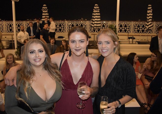 emilymorris4's tweet photo. Had a bloody lovely evening in Sydney harbour on a yacht, best Christmas party to date 🎄🥂 #Sydney #christmas https://t.co/wcOQEHkxtR
