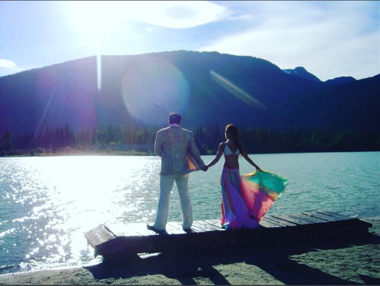 TanishaaMukerji's tweet photo. #throwback to this amazing scenic view, my favourite rainbow lengha & #NealNNikki! #awesomememories #nealnnikki #mondayvibes #throwbacksgalore 💙💛 https://t.co/5l3KNMc6lx