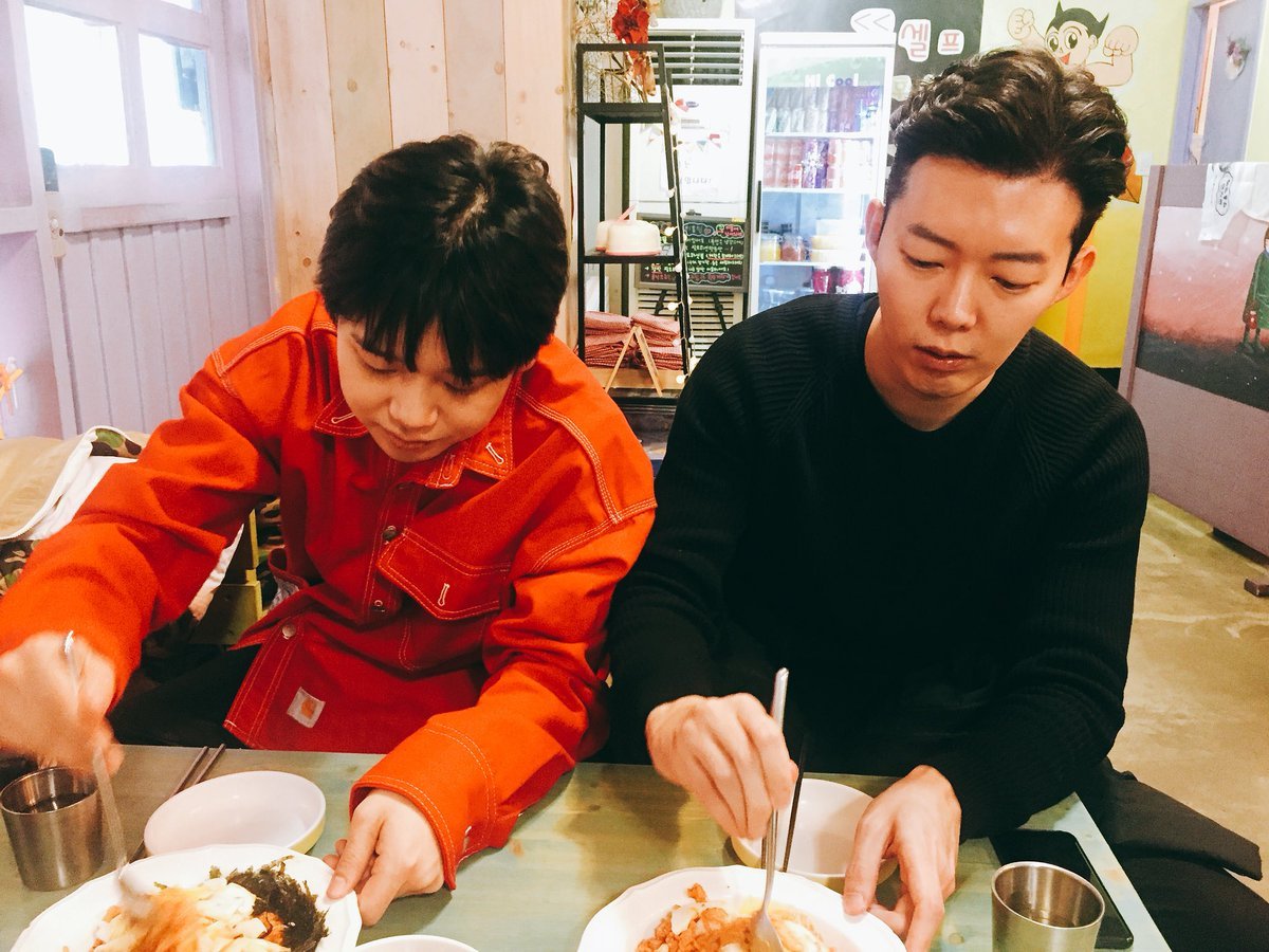 MxClouds's tweet photo. 261117 Yesung TW,IG,WB,FB

Ha pasado tiempo, con mis hermanos menores en un aburrido, agradable y tranquilo dia ... 🍓 #Kondae #MouseRabbit #UncleDeolsaeFirePotPizza https://t.co/TbUJvRxYth