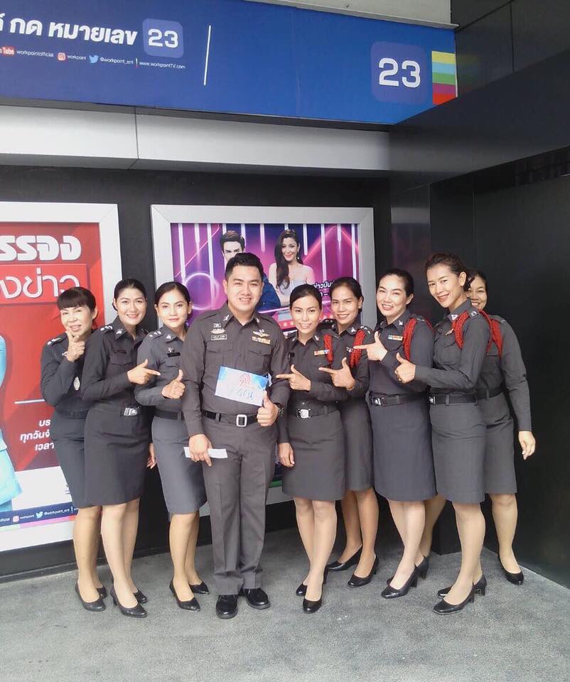 RockkerP's tweet photo. ข้าราชการตำรวจ สังกัดตำรวจภูธรจังหวัดอุบลราชธานี อัดรายการ ไมค์ทองคำ6 เมื่อวันที่ 20 สิงหาคม 2560 #ตำรวจอุบลราชธานี #policetv #tri333 https://t.co/EoAGx9Rtu3