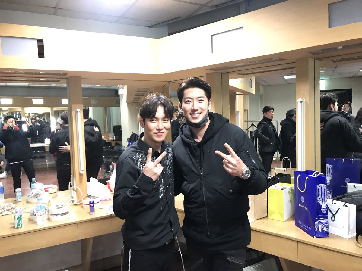 완전 오랜만에 만난 flytothesky 형들~~ 
너무 좋은 음악~~ 명곡들 들려줘서 고마워요 형!!! ㅎ
역시 형 클라스는 대박~!!! 환희형 역시 형은 bravo!!! 
이번 전국투어 콘서트도 새 앨범 #너의계절 도 감동!! 
#flytothesky #환희 #브라이언 #현상 
여러분들도 #플라이투더스카이 공연 보러 가세요!!