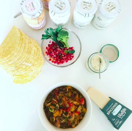 avrupa_gurme's tweet photo. Taco hazırlıklarımız tamam. Haftaya rahat bir başlangıç için bugün kendini en çok mutlu eden sağlıklı gıdaları tercih et! ✨
..
#vegetall #veganmayo #veganistanbul #veganturkiye #vegansofig #veganturkey #veganism #healthyfood #veganspain #veganbarcelona #veganhour #veganrecipes https://t.co/egckhRzBhs