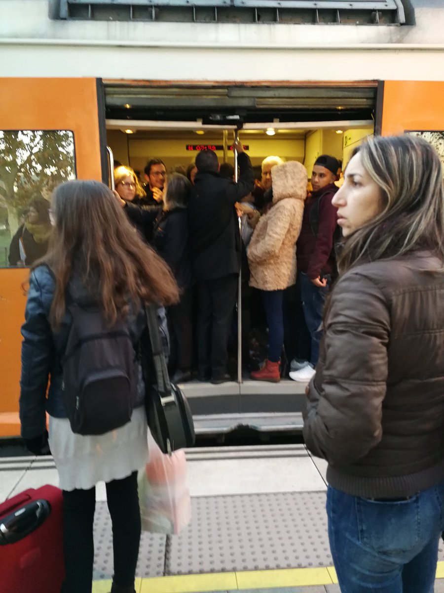 albaamria's tweet photo. Sois una puta vergüenza #R2 @Renfe https://t.co/NTucP15rFz