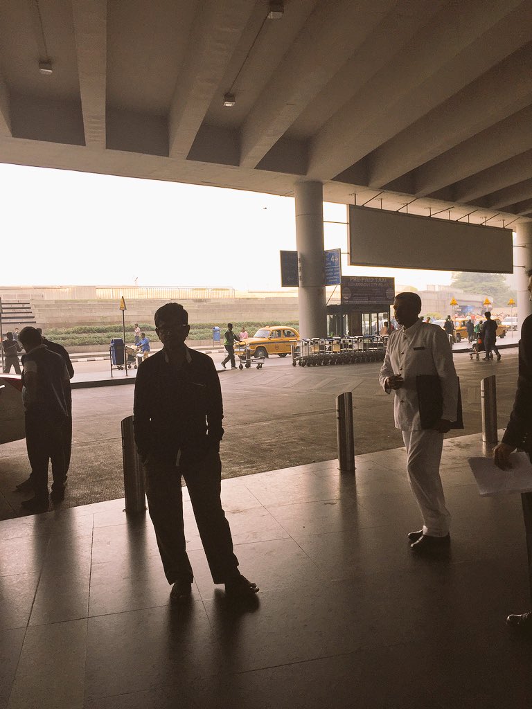 ManiraAhmad's tweet photo. Just landed and these are my first sights of India, Kolkata - #trees, #lakes #buildings #peopleshoweringinstreets https://t.co/E0f3kJTvb1