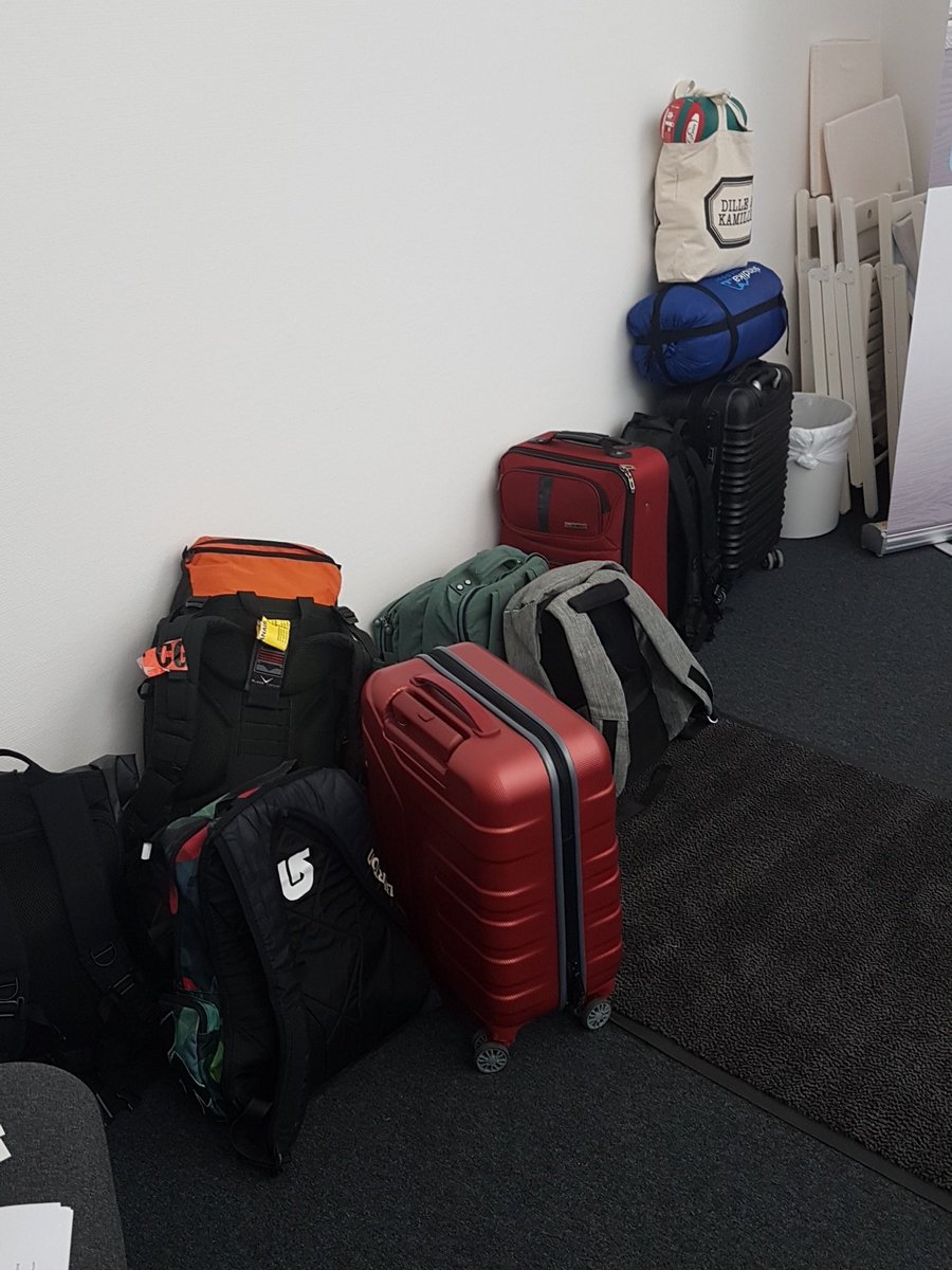 agentur_adverb's tweet photo. @onkomm "Sieht hier ja aus wie in ner Studenten-WG!"
Heute spielen wir mal Gepäckaufbewahrung für den Nachwuchs aus Darmstadt vom Studiengang @onkomm #onkomm. Coole Leute! https://t.co/eaAHOZA0vk